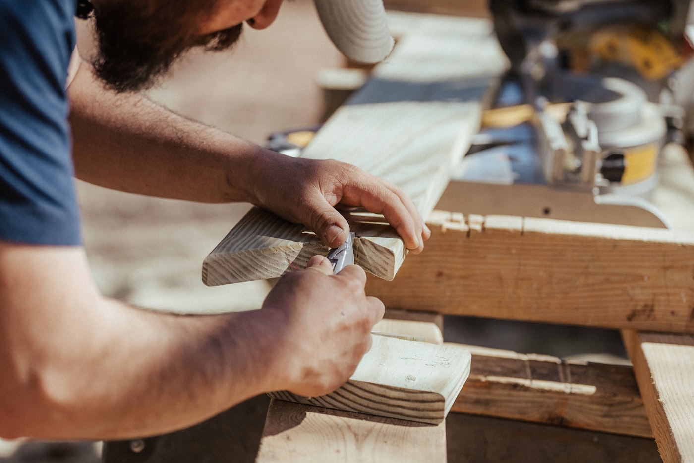 Vakman van Rato Bouw aan het werk in hout